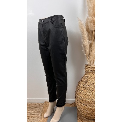 Pantalon slim en simili noir doublé grande taille