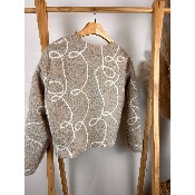 Veste courte duveteuse motifs boucles