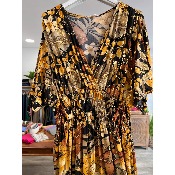 Robe longue magique du 38 au 52 imprimée fleurs ocres fond noir